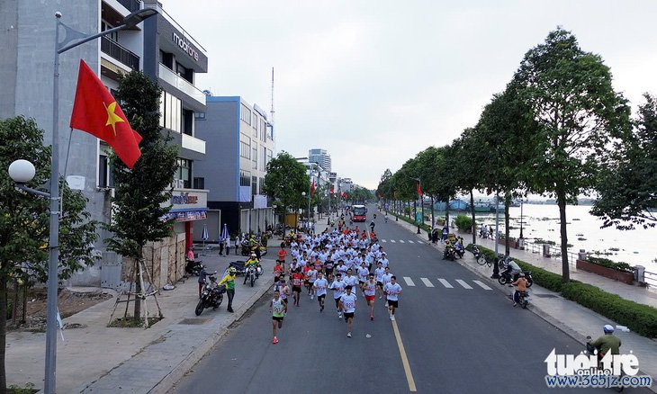 200 người không đăng ký tham gia nhưng vẫn chạy đồng hành cùng 650 vận động viên - Ảnh 2.