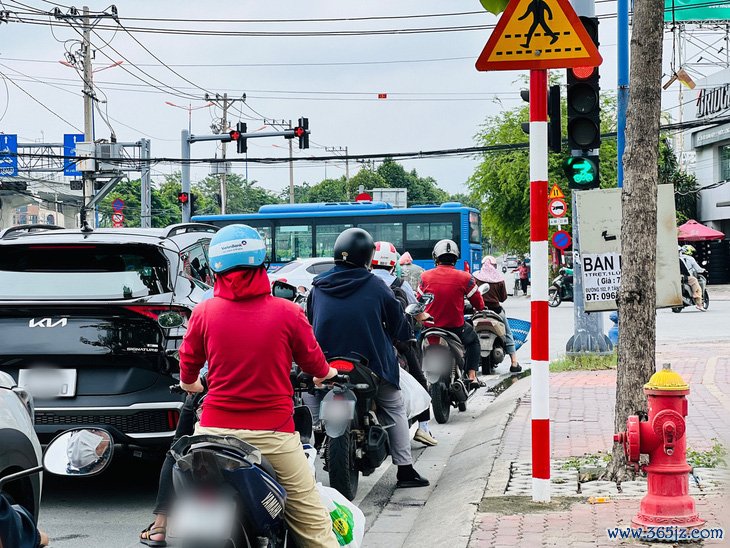 Lăn tăn quẹo phải khi chờ đèn đỏ - Ảnh 1.