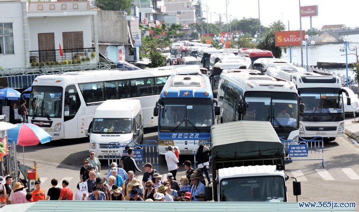 Đòi ‘đặc quyền’ xe khách du lịch vào trung tâm TP Nha Trang giờ cao điểm  - Ảnh 1.