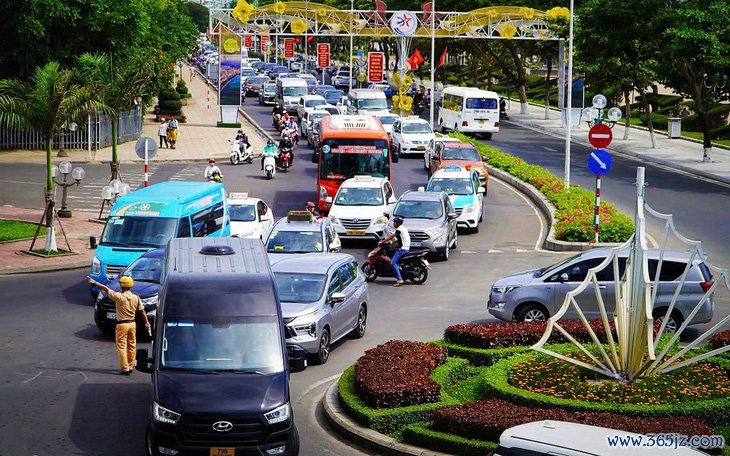 Đòi ‘đặc quyền’ xe khách du lịch vào trung tâm TP Nha Trang giờ cao điểm - Ảnh 3.