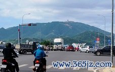 Bật đèn đỏ， cho phép xe dừng chờ trên cầu Quán Trường， TP Nha Trang