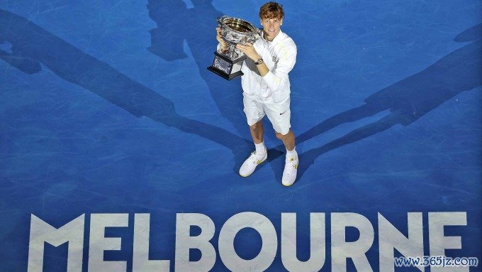 Sinner nâng cup vô địch Australia Mở rộng 2025， trên sân Rod Laver， Melbourne hôm 26/1. Ảnh: Reuters