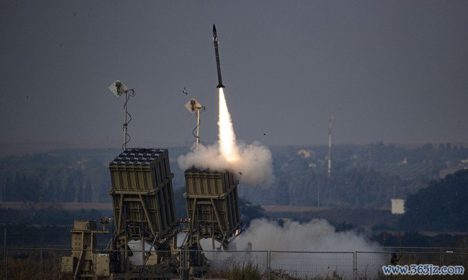 Hệ thống Vòm Sắt khai hỏa tại thành phố Sderot， miền tây Israel， hồi tháng 8/2022. Ảnh: Reuters