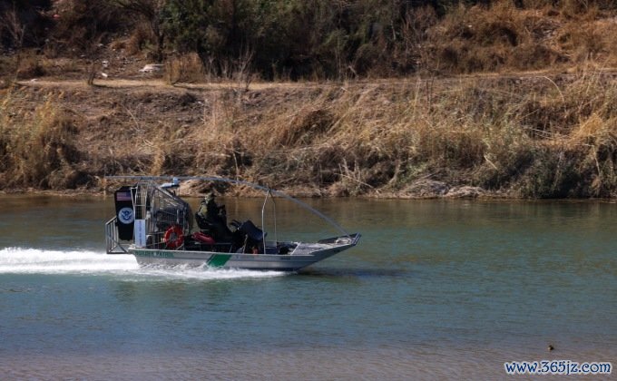 Biên phòng Mỹ tuần tra trên sông Rio Grande vào ngày 24/1. Ảnh: AFP